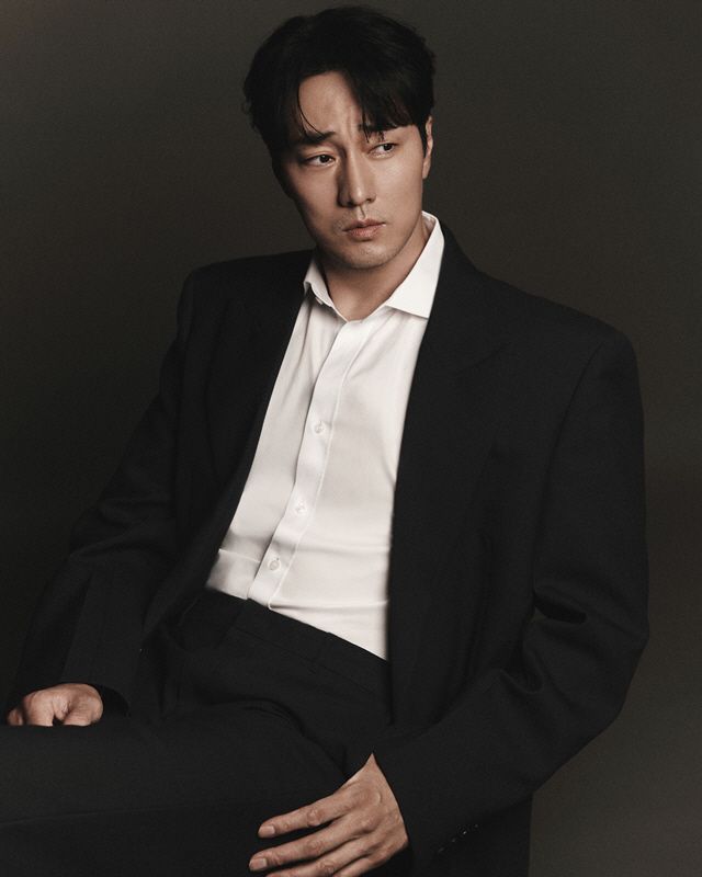 연기와 별개로 인디 외화 수입과 힙합 음반 취입을 병행중인 소지섭은 "둘 다 순수한 팬 서비스의 일환"이라며 "소박하게나마 사랑에 보답하겠다는 마음으로 계속 이어갈 것"이라고 말했다./제공=넷플릭스