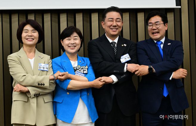 한정애 더불어민주당 선관위원장(왼쪽부터), 김병기-서영교 원내대표 후보, 박찬대 대표 직무대형 겸 원내대표가 13일 국회에서 열린 더불어민주당 제2기 원내대표 선출 의원총회에서 손을 맞잡고 있다. /이병화 기자