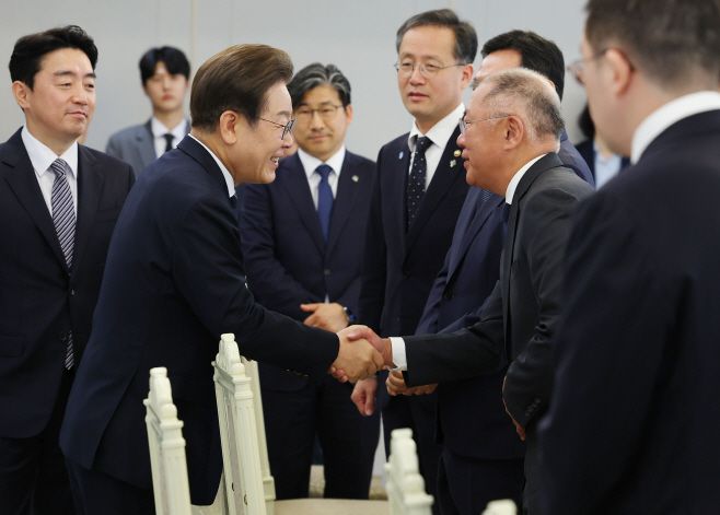 이재명 대통령이 13일 서울 용산 대통령실에서 열린 6경제단체·기업인 간담회에서 정의선 현대차 회장과 악수하고 있다. /연합뉴스