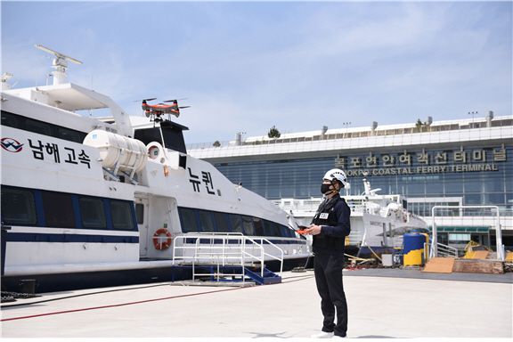 한국해양교통안전공단 운항관리자가 드론을 활용해 여객선 안전 점검을 하고 있다. / 제공=한국해양교통안전공단