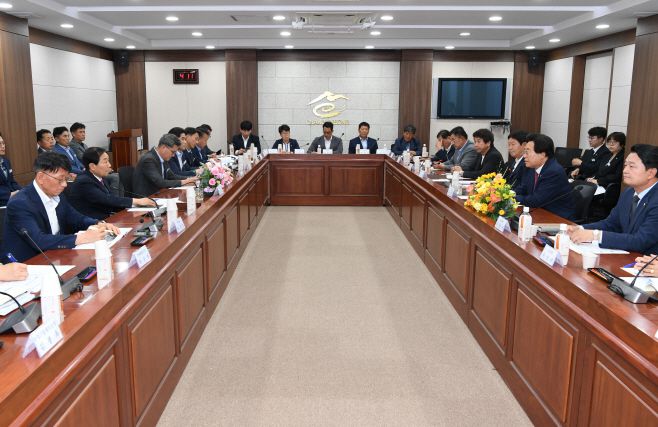 지난 13일 창녕군청 군정회의실에서 박상웅 국회의원 초청 간담회를 하고 있다. /창녕군