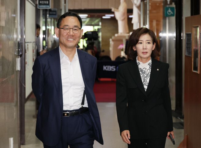 국민의힘 주호영, 나경원 의원이 지난 9일 서울 여의도 국회에서 열린 4선 이상 의원 회의에 참석하고 있다. /연합