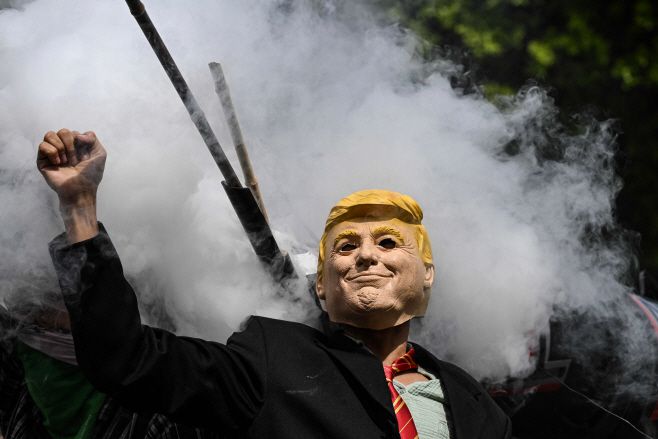 도널드 트럼프 미국 대통령에 반대하는 '노 킹스(No Kings·왕은 필요 없다' 시위대가 14일(현지시간) 캘리포니아주 로스앤젤레스(LA)에서 트럼프 대통령의 대형 인형을 들고 시위를 벌이고 있다./AFP·연합