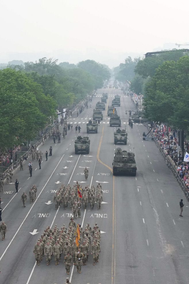 도널드 트럼프 미국 대통령의 79번째 생일인 14일(현지시간) 워싱턴 D.C.에서 미국 육군 창설 250주년 기념 퍼레이드가 진행되고 있다./AFP·연합