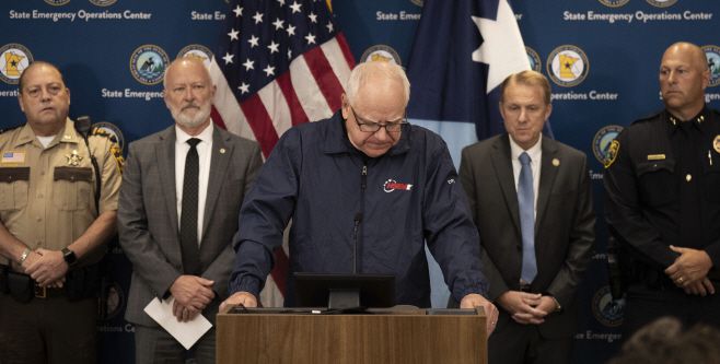 팀 월즈 미국 미네소타주 지사가 14일(현지시간) 미네소타주 블레인의 주 비상작전센터에서 멜리사 호트먼 주 하원의원과 그녀의 남편이 살해된 사건에 관해 설명하면서 비통한 표정을 짓고 있다./AP·연합