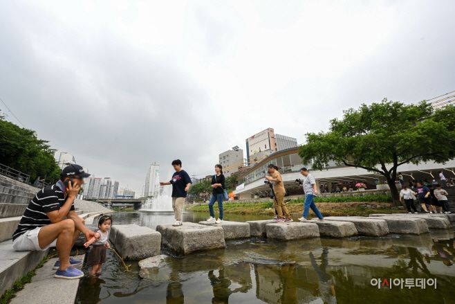 16일 서울 강북구 수유동 우이천에서 수변활력거점 조성사업 개장식이 열린 가운데 시민들이 우이천을 산책하고 있다. 서울시는 '서울형 수변감성도시' 11번째 프로젝트로 우이천 수변활력거점을 이날 개장했다. /정재훈 기자