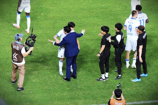 멀티골을 터뜨린 인천 유나이티드 박승호가 경기 종료 후 윤정환 감독과 포옹하며 승리의 기쁨을 나누고 있다. 박승호는 이날 자신의 프로 첫 멀티골을 기록했다. / 사진 전형찬 선임기자