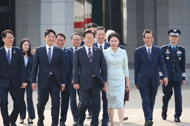 주요 7개국(G7) 정상회의에 참석하는 이재명 대통령과 김혜경 여사가 16일 성남 서울공항에서 더불어민주당 김병기 원내대표, 강훈식 대통령비서실장 등과 함께 공군 1호기로 향하고 있다. /연합뉴스