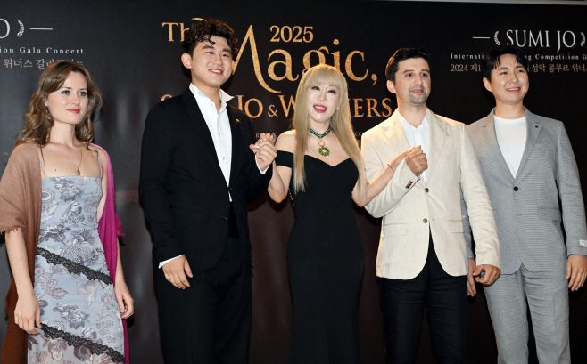 소프라노 조수미가 16일 서울 중구 더플라자호텔에서 열린 2025 조수미 콘서트 '더 매직, 2025 조수미와 위너들'(The Magic, 2025 Sumi Jo & Winners) 기자간담회에서 성악가들과 기념촬영을 하고 있다. 왼쪽부터 소프라노 줄리엣 타키노, 바리톤 지하오 리, 조수미, 테너 조르주 비르반, 테너 이기업. /사진=박상선 기자