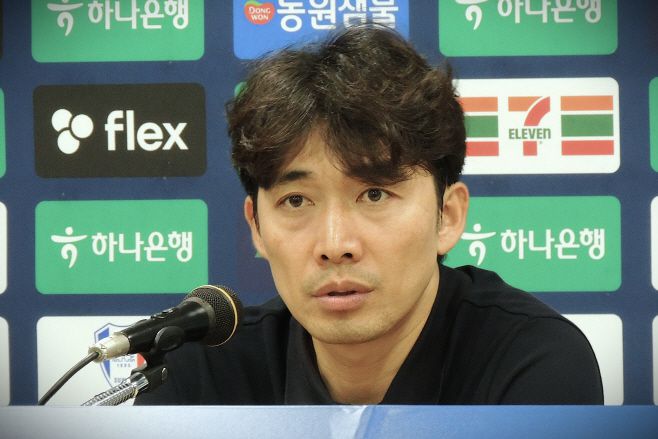 홈에서 아쉬운 패배를 당한 뒤 기자회견에 참석한 수원 삼성 변성환 감독. 그는 "감독으로서 부족했다"며 인천과의 두 차례 맞대결 모두 패한 데 대한 책임을 통감했다. / 사진 전형찬 선임기자