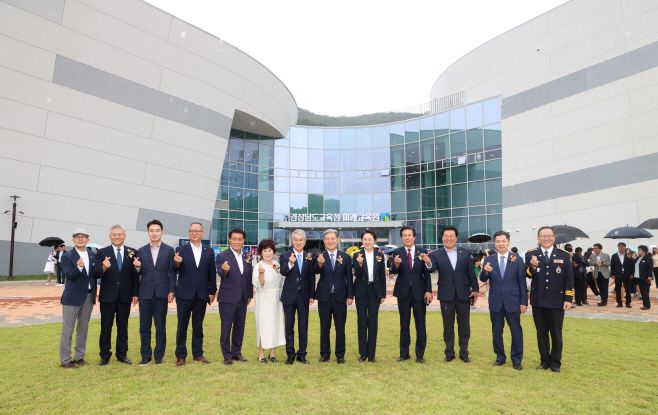 경상남도교육청 미래교육원 개관식에서 주요 내빈들이 퍼포먼스를 하고 있다. /의령군