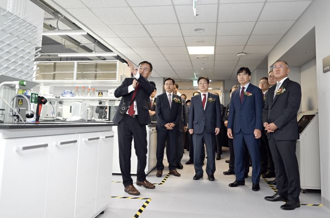 정의선 현대차그룹 회장과 김재호 고려중앙학원 이사장 등 참석자들이 정몽구 미래의학관의 백신 개발 연구 시설에 대한 설명을 듣고 있는 있는 모습. 사진 오른쪽으로부터 정의선 현대차그룹 회장, 김재호 고려중앙학원 이사장, 김동원 고려대 총장, 윤을식 고려대 의무부총장./현대차그룹