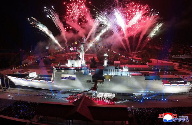 북한이 지난 12일 라진조선소에서 새로 건조한 해군 구축함을 '강건호'로 명명하고 진수기념식을 개최했다고 조선중앙통신이 13일 보도했다./연합