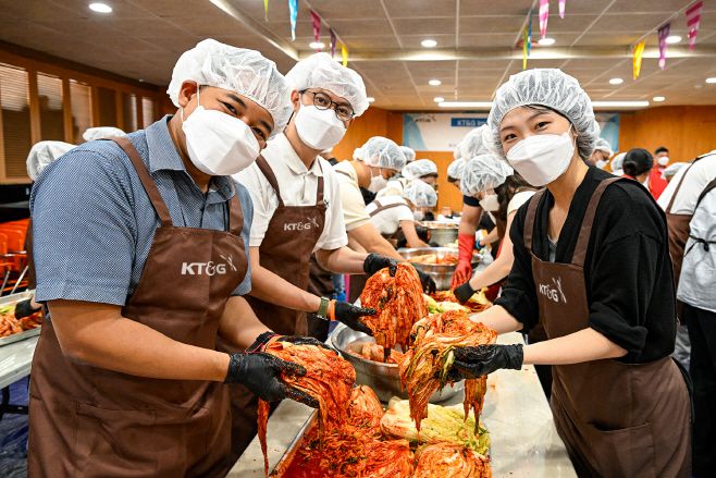 지난 17일 서울 상도종합사회복지관에서 글로벌 봉사단 구성원 등 40여 명이 취약계층 지원을 위한 여름 김장 봉사에 참여하는 모습. /KT&G