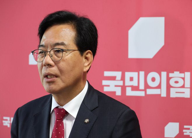 송언석 국민의힘 원내대표가 18일 국회 원내대표실에서 당 3선, 4선 의원들과 간담회를 마친 뒤 발언하고 있다. /연합