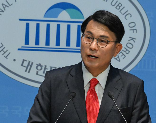 윤상현 국민의힘 의원이 지난 15일 국회 소통관에서 현안 관련 기자회견을 하고 있다. /송의주 기자