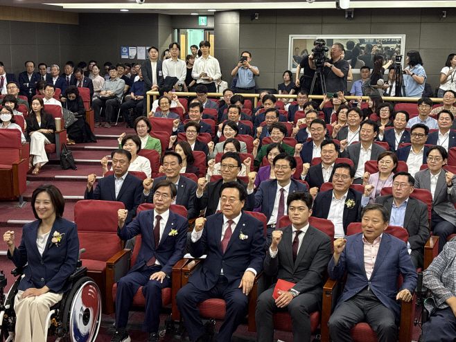 19일 국회 의원회관 제2소회의실에서 진행된 '체코 원전수주의 의미와 우리 원전 산업계의 나아갈 방향 정책 토론회'에서 참석자들이 기념촬영을 하고 있다. /한은정 인턴기자