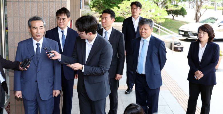 윤석열 전 대통령 부인 김건희 여사 관련 의혹을 수사하는 민중기 특별검사가 19일 경기도 과천 고위공직자범죄수사처에서 오동운 공수처장과 면담을 마치고 나와 취재진 질문에 답하고 있다. 왼쪽부터 민 특검, 김형근, 박상진, 문홍주, 오정희 특검보.   /연합