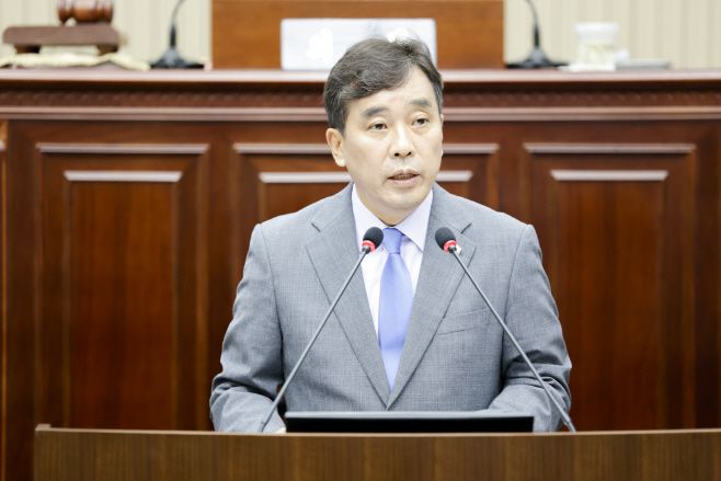 구리시의회 권봉수 의원이 18일 제350회 제1차 정례회 제2차 본회의에서 집행부를 대상으로 시정질문을 하고 있다. /구리시의회