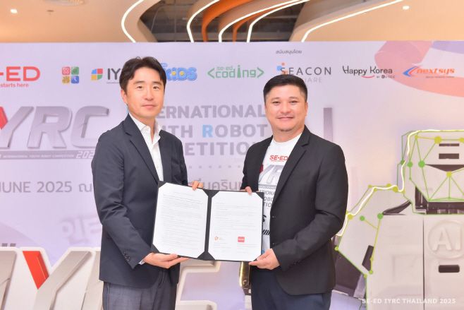 이광수 한국관광공사 방콕지사장(왼쪽)과 국제청소년로봇대회 주최기관 SE-ED 룽간 파이싯파닛트라군 대표. / 한국관광공사 제공