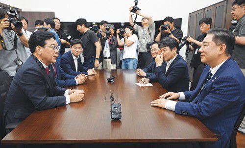 Kim Byung-ki, acting leader and floor leader of the Democratic Party (far right), and Song Eon-seok, floor leader of the ruling People Power Party (far left), talk during a meeting at the Democratic Party’s floor leader’s office at the National Assembly in Seoul on June 18 to discuss the supplementary budget bill. / Source: Song Ui-joo, Yonhap News