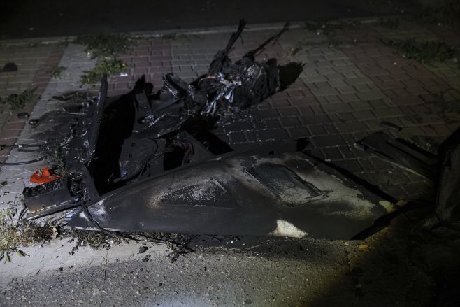 지난 18일 우크라이나 자포로지아에서 진행된 러시아의 공습에서 러시아측의 샤헤드 드론이 추락해 있다. /AP연합