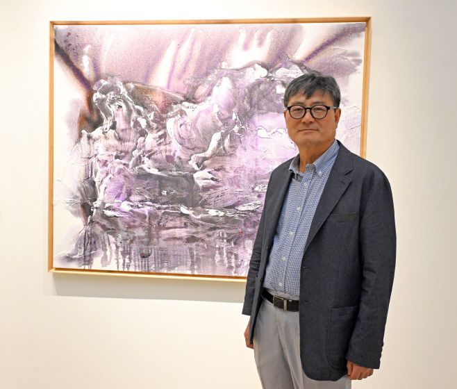 문화체육관광부 제1차관을 지낸 송수근 한국국제문화포럼 회장이 화가로 변신해 오는 30일까지 서울 강남구 꾸바아트센터에서 첫 개인전을 개최한다. 사진은 자신의 작품 앞에 선 송수근 회장. /사진=송의주 기자