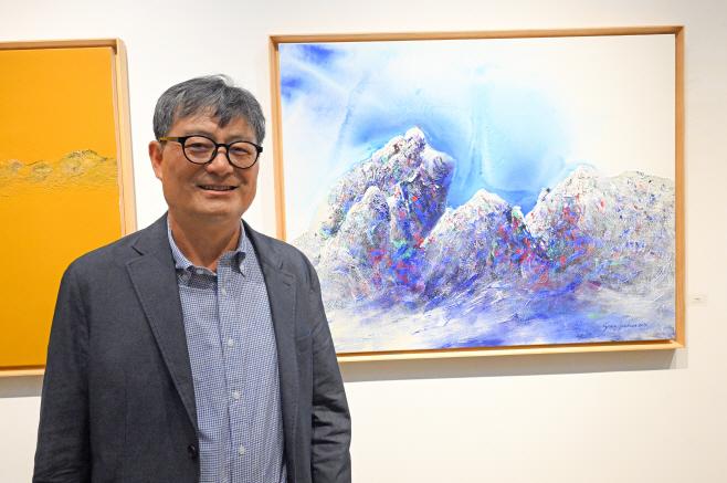 자신의 작품 앞에 선 송수근 화백. /사진=송의주 기자