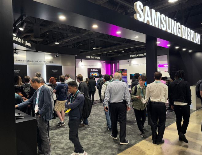 'AWE USA 2025' 삼성디스플레이 전시 부스를 찾은 방문객. /연합