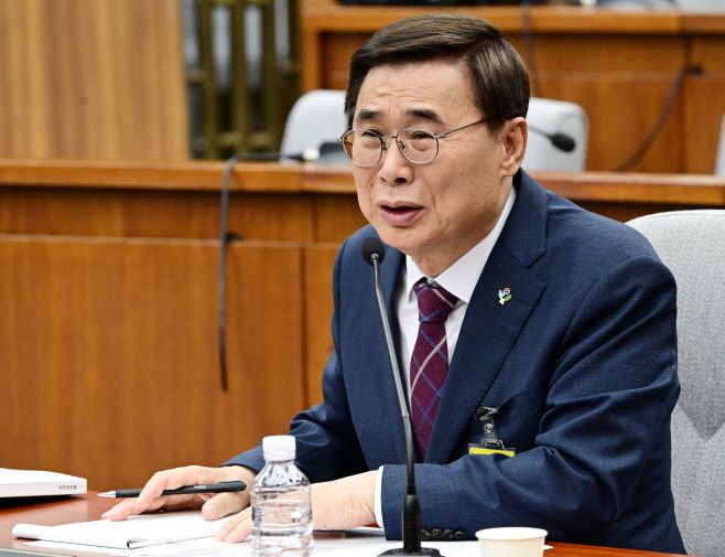 이종석 국정원장 후보자가 19일 국회에서 열린 인사청문회에서 의원들의 질의에 답변하고 있다. /이병화 기자