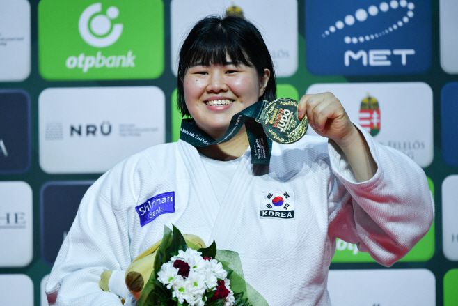 김하윤이 금메달을 들어 보이며 웃음짓고 있다. /AFP 연합뉴스