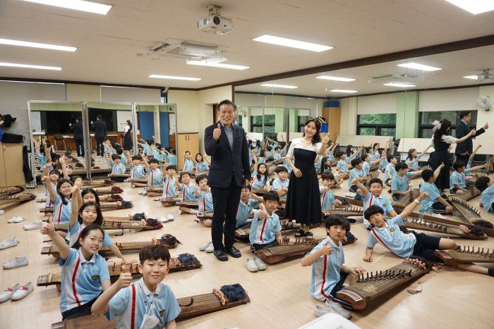 경희초등학교는 전교생 690명을 대상으로 가야금 수업을 마련했다. 원상철 경희초등학교 교장, 이예랑 서울예술대 겸임교수가 가야금을 배우는 학생들을 응원하고 있다. / 사진=경희초등학교