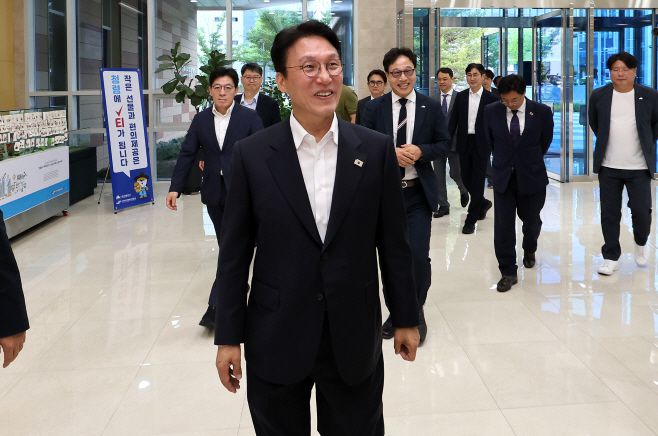 김민석 국무총리 후보자가 20일 대구 수성구 대구디지털혁신진흥원에서 열린 '인공지능 전환(AX) 연구거점 조성을 위한 경청 간담회'에 참석하기 위해 이동하고 있다. /연합