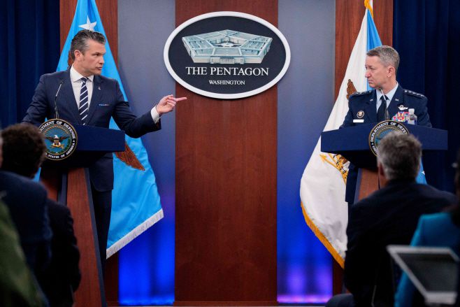 피트 헤그세스 미국 국방부 장관(왼쪽)과 댄 케인 합참의장이 22일 오전(현지시간) 워싱턴 D.C. 인근 버지니아주 알링턴의 국방부 청사에서 전날 이뤄진 이란 핵시설 3곳에 대한 공습에 관해 브리핑하고 있다./AFP·연합
