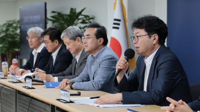 이한주 국정기획위원회 위원장이 22일 서울 종로구 국정기획위원회에서 열린 기자간담회에서 취재진 질문에 답하고 있다. /연합뉴스
