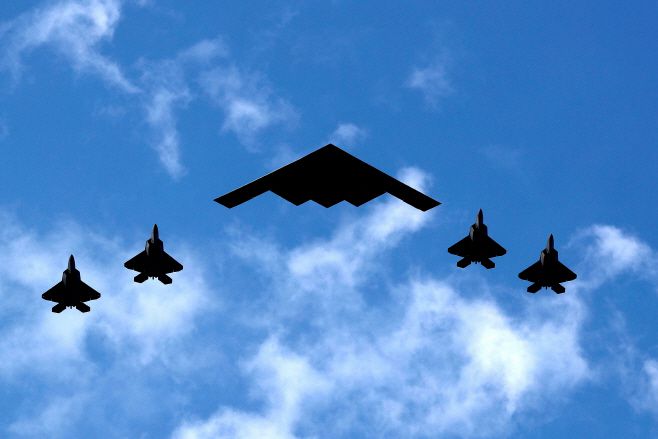 미국 공군 B-2 스텔스 폭격기(가운데)와 해병대 F-35 전투기 4대가 2020년 7월 4일(현지시간) 미국 뉴욕시와 뉴저지주를 지나 허드슨강과 뉴욕항 상공을 비행하고 있다./로이터·연합