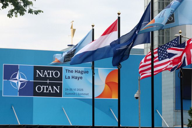 24~25일(현지시간) 북대서양조약기구(NATO·나토) 정상회의가 예정된 네덜라드 헤이그에 회원국 국가들이 게양돼 있는 모습으로 22일 찍은 사진./로이터·연합