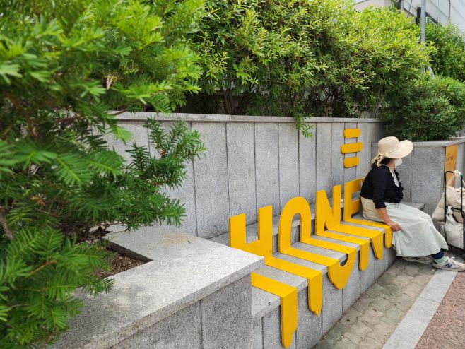 한 시민이 교촌이 조성한 벤치에 앉아 있다. 교촌은 구미 시민들과의 상생을 위해 거리 곳곳에 벤치를 설치했다./ 차세영 기자