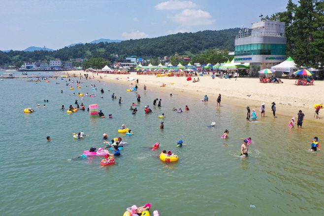 지난 보성군 율포솔밭해수욕장에 피서객들로 붐비고 있다. /보성군