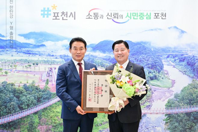 이중효 포천문화관광재단 대표이사가 24일 시장 집무실에서 4대 대표이사 임명장을 받은 후 백영현 포천시장과 기념촬영을 하고 있다./포천시