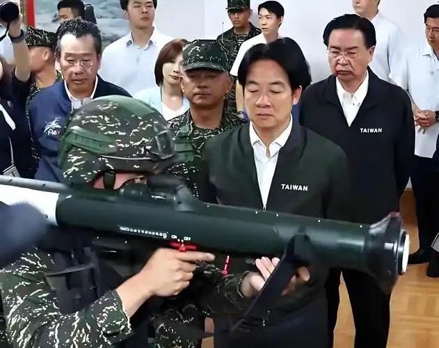 라이칭더 대만 총통이 최근 중국의 침공에 대비하는 군사훈련에 여념이 없는 병사들을 격려하기 위해 한 군 부대를 방문했다. 대만이 주권국이라는 입장도 굽히지 않고 있다./대만 롄허바오.