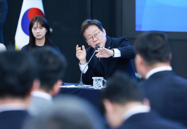 이재명 대통령이 25일 광주광역시 국립아시아문화전당에서 '광주시민·전남도민 타운홀미팅'을 하고 있다. /연합뉴스