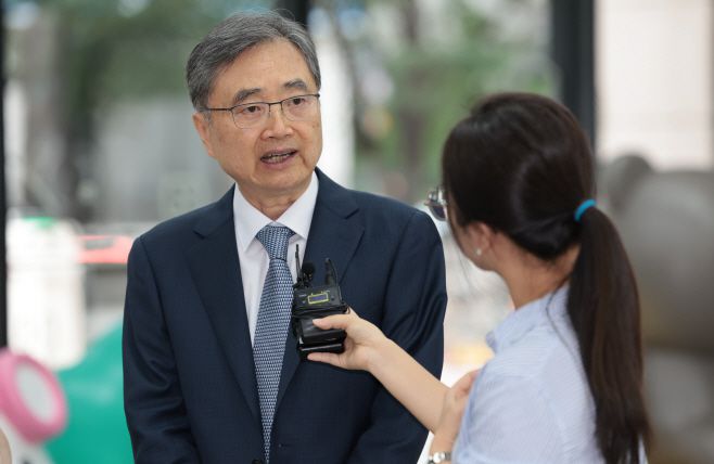 조현 외교부 장관 후보자가 24일 서울 종로구에 마련된 인사청문회 준비 사무실로 출근하며 취재진 질문에 답하고 있다. /연합뉴스