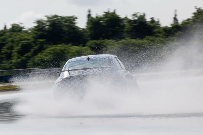 젖은 노면에서 드리프트 시험 중인 아이오닉6N./현대차