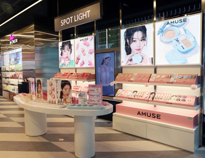 서울 강남역 인근에 재단장한 헬스앤뷰티(H&B) 편집숍 '시코르' 강남역점./신세계