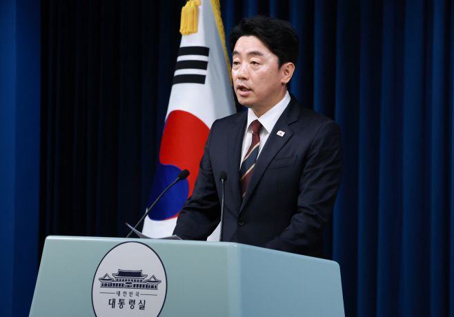 강훈식 대통령비서실장이 26일 서울 용산 대통령실 청사에서 헌법재판관, 국세청장 등에 대한 인선 발표를 하고 있다./연합뉴스