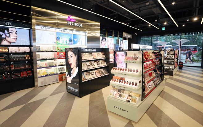 서울 강남역 인근에 재단장한 헬스앤뷰티(H&B) 편집숍 '시코르' 강남역점./신세계