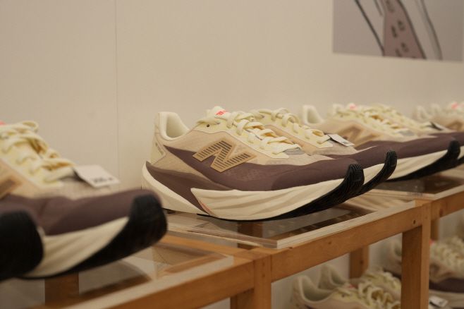 이랜드 뉴발란스 퓨어셀 레벨v5 이미지./ 뉴발란스