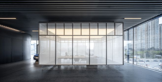 제네시스 청주 구매상담룸. 접합 유리 사이 한지로 인해 마치 정자에 앉아 상담을 받는 듯한 착각을 준다./제네시스