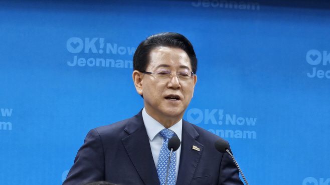 김영록 전라남도지사가 26일 오전 도청 브리핑룸에서 민선 8기 출범 3주년 기자회견문을 발표하고 있다. /이명남 기자